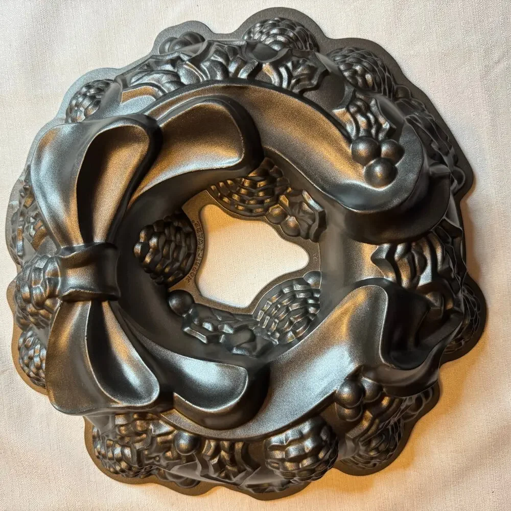 Nordic Ware Holiday Wreath Bundt Cake Pan NWOT 9 Cup Cast Aluminum Christmas